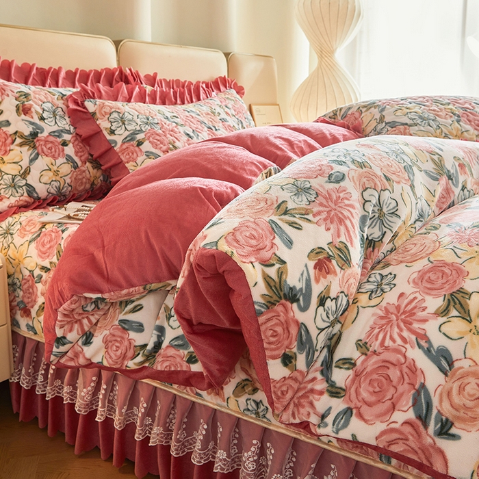 91家纺网 家纺一手货源 找家纺 艾裙海 2025新款高克重加厚保暖A类牛奶绒夹棉床盖系列四件套 爱的花海