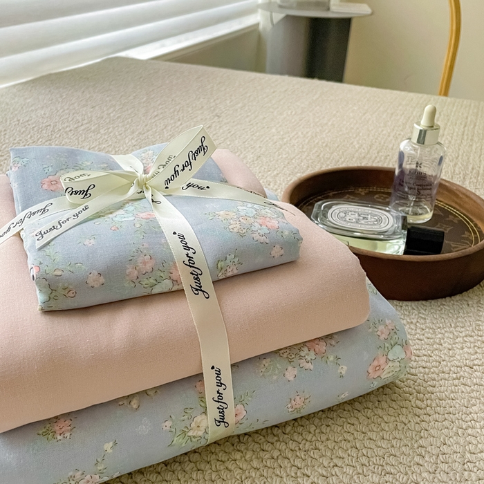 91家纺网 家纺一手货源 找家纺 一比一家纺 2025新款全棉母婴级抗菌有氧全棉双层纱亲肤全棉小清新印花三件套四件套 小苍兰