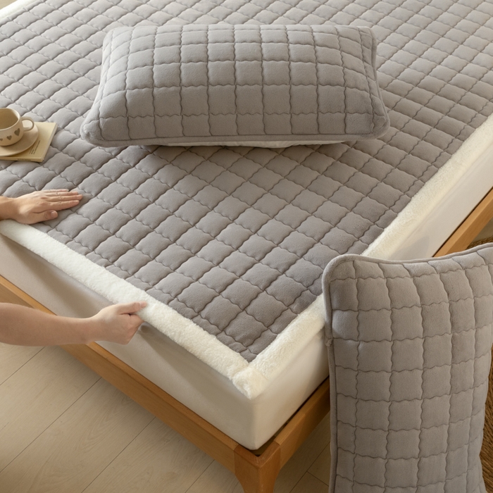 91家纺网 家纺一手货源 找家纺 鑫钰 2024秋冬新款加厚牛奶绒床垫床褥床护垫 暖格-紫灰