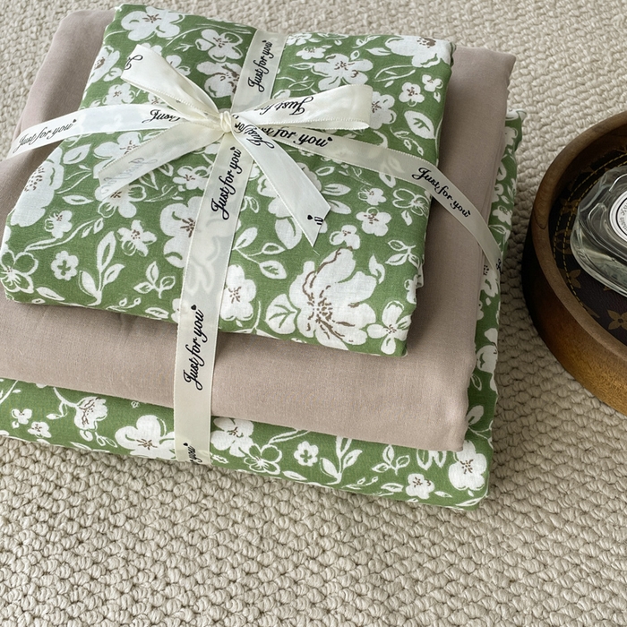 91家纺网 家纺一手货源 找家纺 一比一家纺 2025新款全棉母婴级抗菌有氧全棉双层纱亲肤全棉小清新印花三件套四件套 木槿花-绿