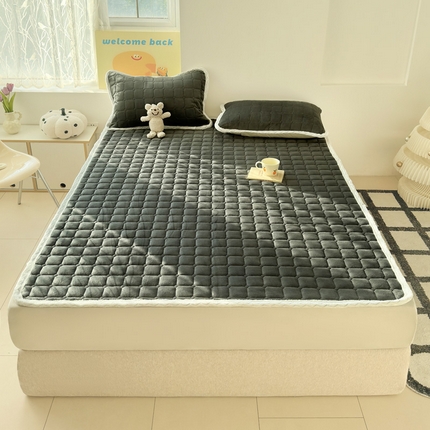 91家纺网 家纺一手货源 找家纺 安琪家纺 2025新款A类牛奶绒夹棉床褥垫 绅士灰