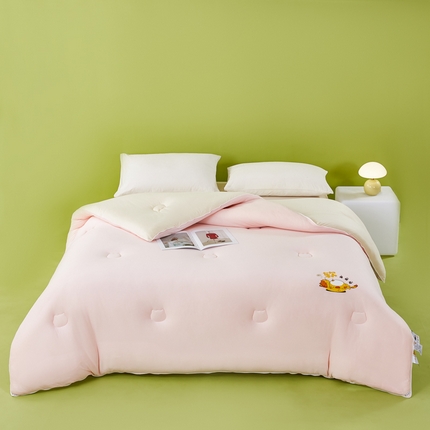 91家纺网 家纺一手货源 找家纺 华美被业 2024新款针织棉牛奶丝猫肚皮糯糯被 少女粉