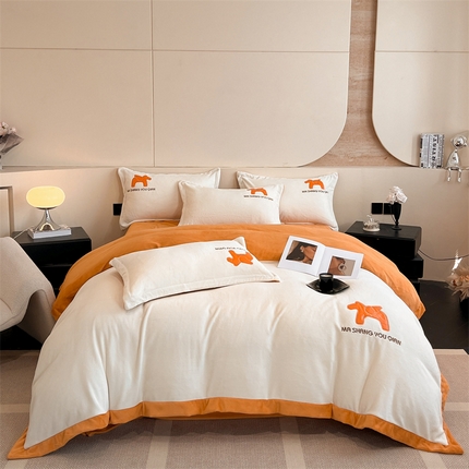 91家纺网 家纺一手货源 找家纺 爱家（原缔乐家纺） 2024新款A类牛奶绒pu皮贴布四件套-艾玛斯 艾玛斯-奶昔白