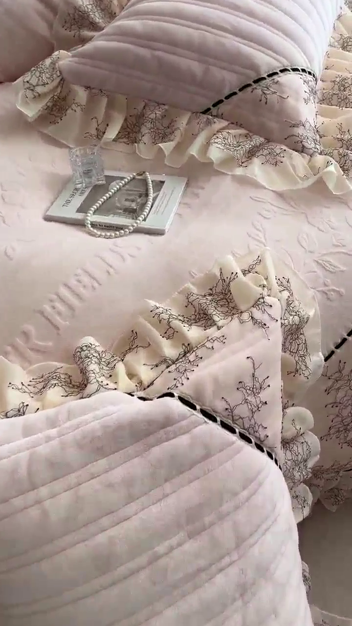 91家纺网 家纺一手货源 找家纺 胜权家纺 2024新款小香风牛奶绒夹棉床盖四件套-芭莎系列 芭莎-米