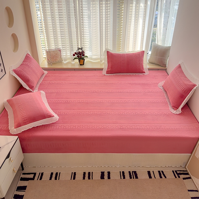 91家纺网 家纺一手货源 找家纺 冬然家纺 2024新款雕花绒榻榻米床盖玫瑰粉