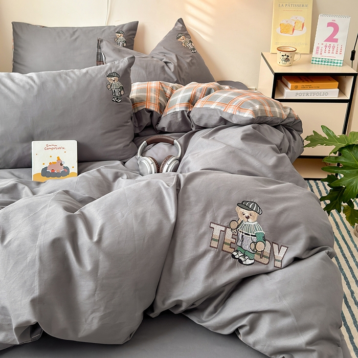 91家纺网 家纺一手货源 找家纺 优悦生活馆 2025新款全棉亲肤刺绣成人款四件套-小熊 小熊-深灰