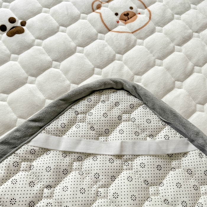 91家纺网 家纺一手货源 找家纺 2024新款牛奶绒床垫保暖床褥子夹棉加厚印花床护垫大床图 熊的脚印