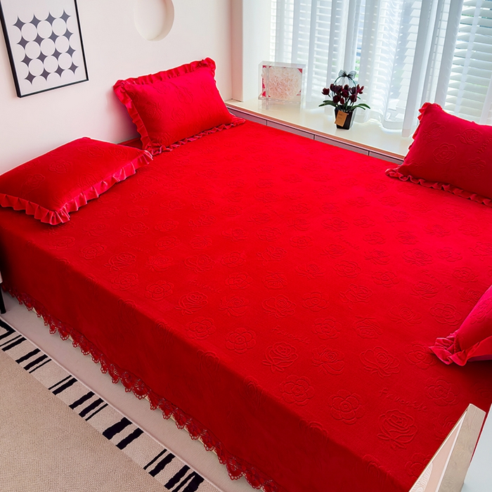 91家纺网 家纺一手货源 找家纺 冬然家纺 2024新款雕花绒榻榻米床盖喜庆玫瑰大红