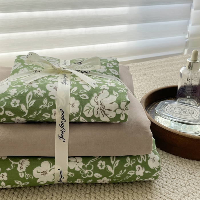 91家纺网 家纺一手货源 找家纺 一比一家纺 2025新款全棉母婴级抗菌有氧全棉双层纱亲肤全棉小清新印花三件套四件套 木槿花-绿