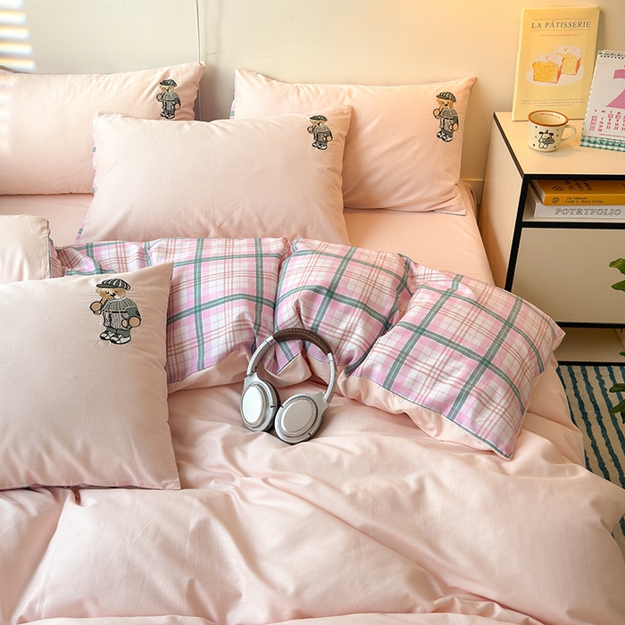 91家纺网 家纺一手货源 找家纺 优悦生活馆 2025新款全棉亲肤刺绣成人款四件套-小熊 小熊-粉