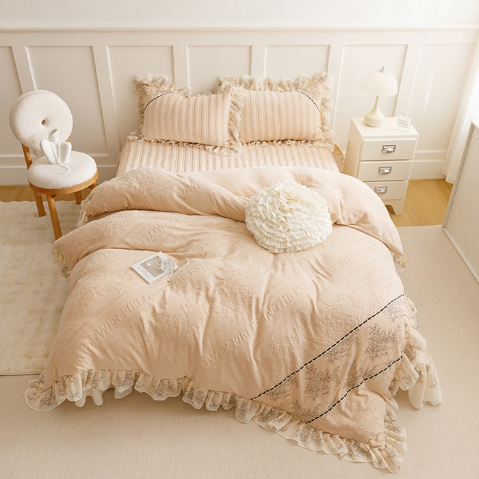 91家纺网 家纺一手货源 找家纺 胜权家纺 2024新款小香风牛奶绒夹棉床盖四件套-芭莎系列 芭莎-米