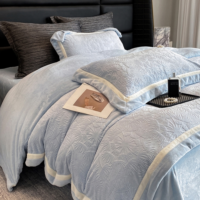 91家纺网 家纺一手货源 找家纺 2025新款秋冬AB版250克全消光立体雕花烂花牛奶绒双拼角四件套-璀璨烟花 璀璨烟花-浅天蓝