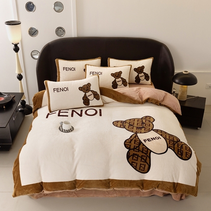 91家纺网 家纺一手货源 找家纺 色鬼布艺 2024新款高克重牛奶绒大版印花四件套 芬利熊