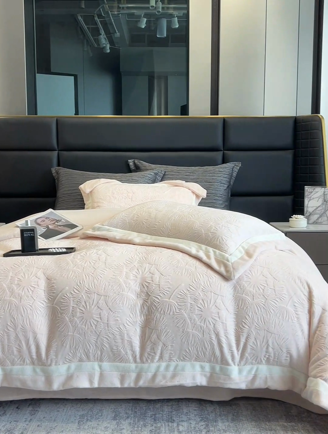 91家纺网 家纺一手货源 找家纺 2025新款秋冬AB版250克全消光立体雕花烂花牛奶绒双拼角四件套-璀璨烟花 璀璨烟花-卡其色