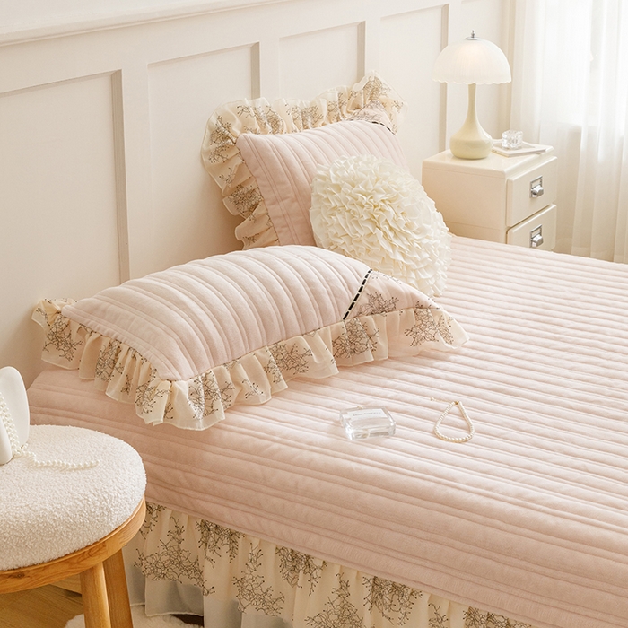 91家纺网 家纺一手货源 找家纺 （总）胜权家纺 2024新款小香风牛奶绒夹棉单品床盖-芭莎系列