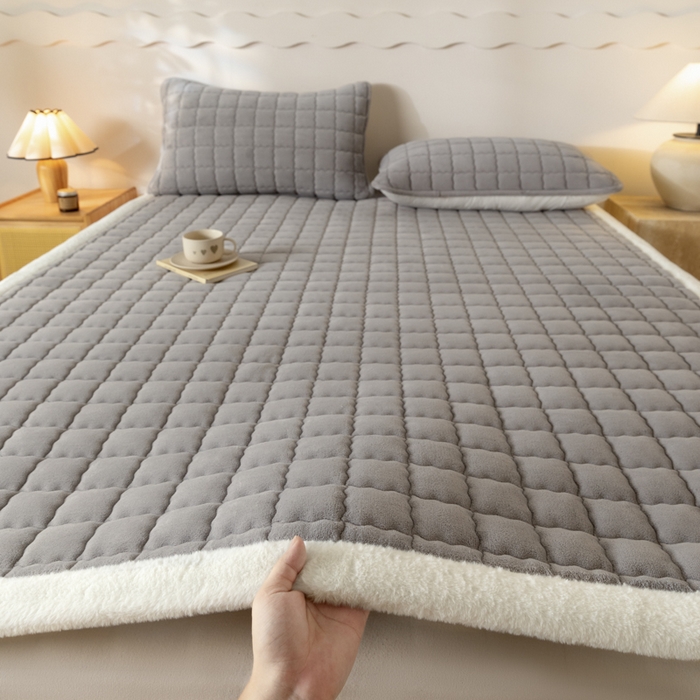 91家纺网 家纺一手货源 找家纺 鑫钰 2024秋冬新款加厚牛奶绒床垫床褥床护垫 暖格-紫灰