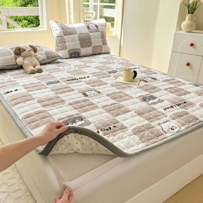 91家纺网 家纺一手货源 找家纺 2024新款牛奶绒床垫保暖床褥子夹棉加厚印花床护垫大床图 享受生活