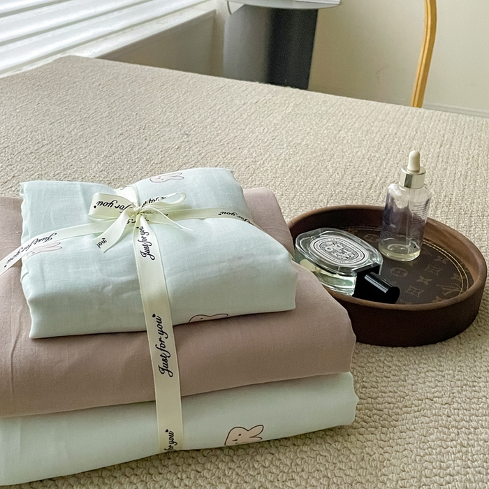 91家纺网 家纺一手货源 找家纺 一比一家纺 2025新款全棉母婴级抗菌有氧全棉双层纱亲肤全棉小清新印花三件套四件套 彼得兔