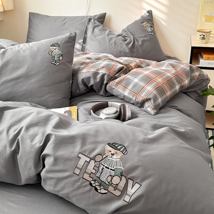 91家纺网 家纺一手货源 找家纺 优悦生活馆 2025新款全棉亲肤刺绣成人款四件套-小熊 小熊-深灰