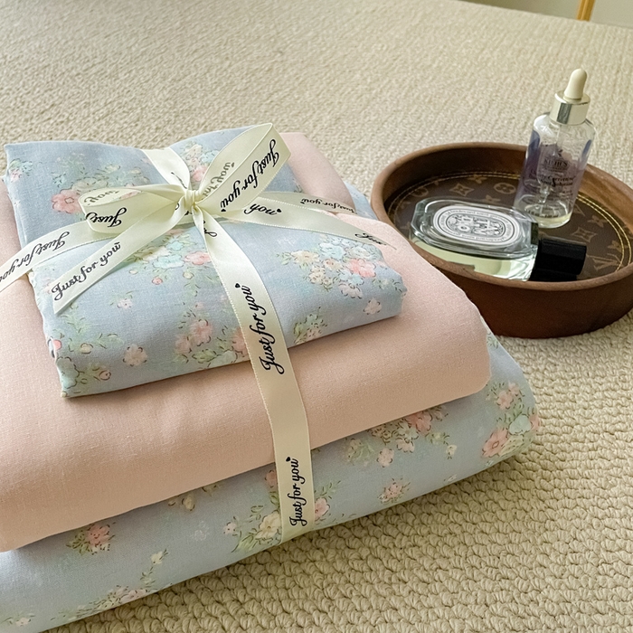 91家纺网 家纺一手货源 找家纺 一比一家纺 2025新款全棉母婴级抗菌有氧全棉双层纱亲肤全棉小清新印花三件套四件套 小苍兰