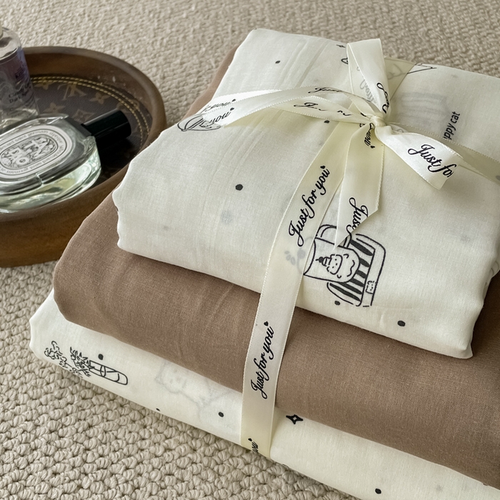 91家纺网 家纺一手货源 找家纺 一比一家纺 2024新款全棉母婴级抗菌有氧全棉双层纱亲肤全棉小清新印花三件套四件套 幻想猫-黑