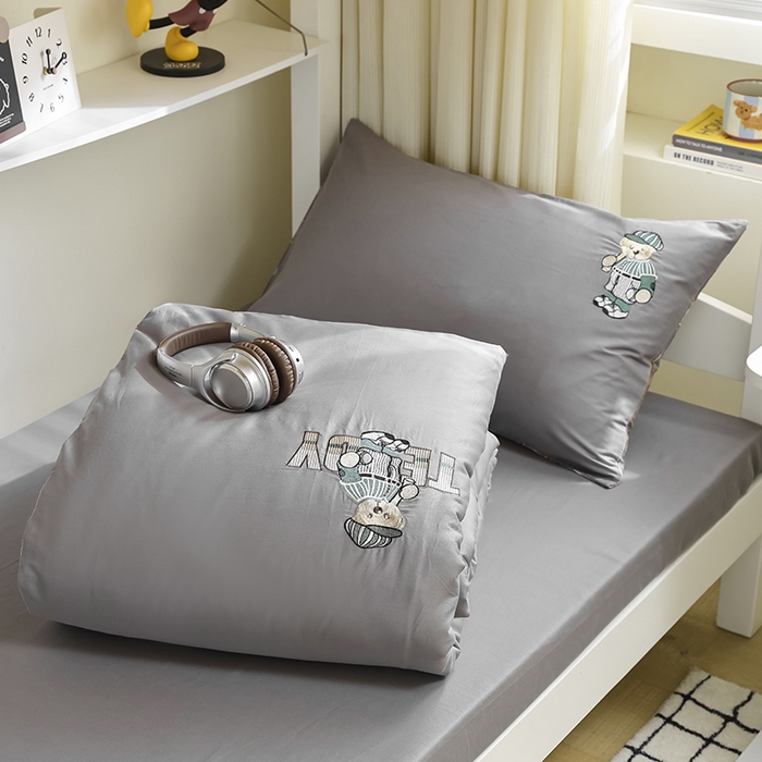 91家纺网 家纺一手货源 找家纺 优悦生活馆 2025新款全棉刺绣亲肤学生款套件-小熊 小熊-深灰