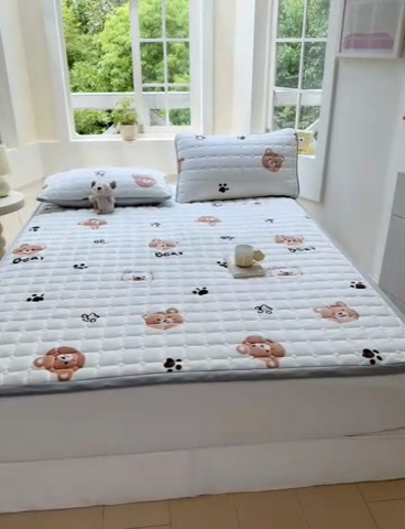 91家纺网 家纺一手货源 找家纺 2024新款牛奶绒床垫保暖床褥子夹棉加厚印花床护垫大床图 熊的脚印
