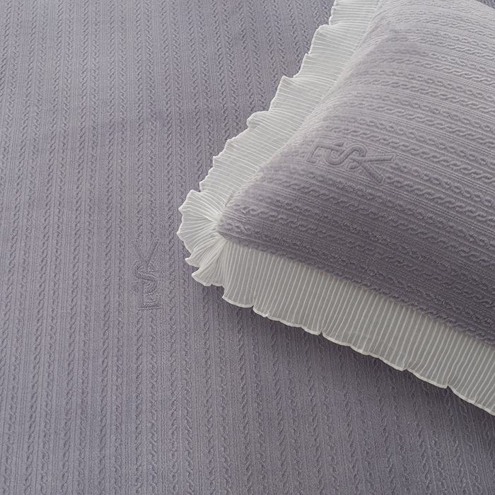 91家纺网 家纺一手货源 找家纺 冬然家纺 2024新款雕花绒榻榻米床盖小麦穗灰紫