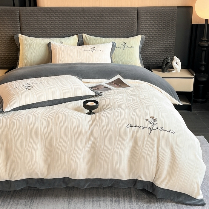 91家纺网 家纺一手货源 找家纺 （总）子曰 2025新款230g全消光轻奢牛奶绒立体雕花刺绣四件套-丽莎