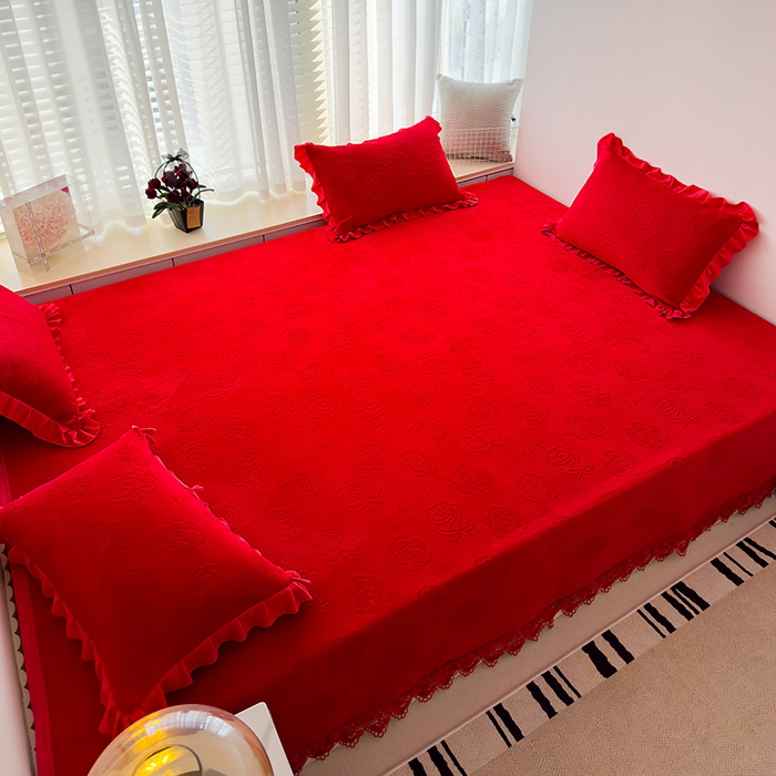 91家纺网 家纺一手货源 找家纺 冬然家纺 2024新款雕花绒榻榻米床盖喜庆玫瑰大红