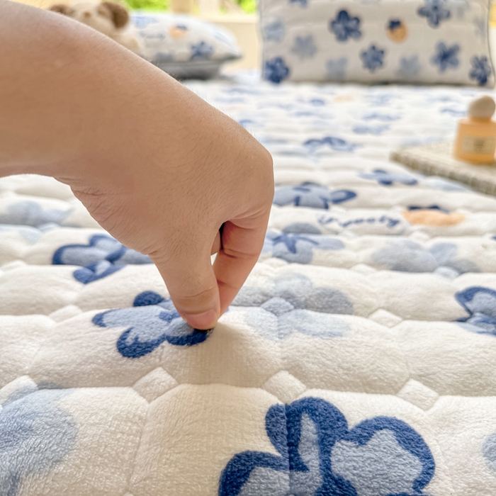 91家纺网 家纺一手货源 找家纺 2024新款牛奶绒床垫保暖床褥子夹棉加厚印花床护垫大床图 花韵