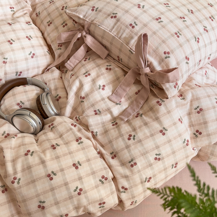 91家纺网 家纺一手货源 找家纺 2024秋冬新款系带格子双层纱四件套 咖格樱桃