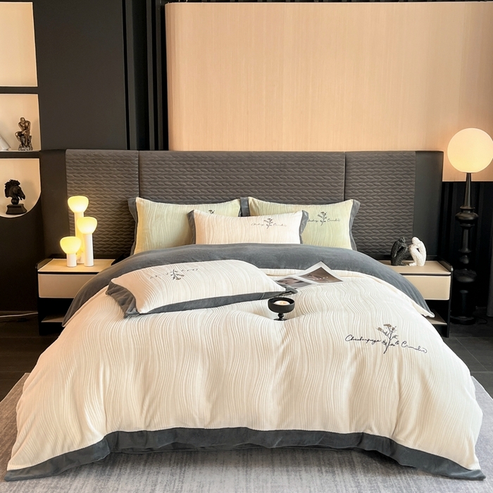 91家纺网 家纺一手货源 找家纺 （总）子曰 2025新款230g全消光轻奢牛奶绒立体雕花刺绣四件套-丽莎