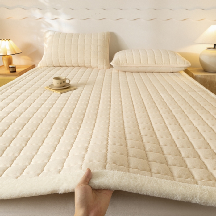 91家纺网 家纺一手货源 找家纺 鑫钰 2024秋冬新款加厚牛奶绒床垫床褥床护垫 暖格-米白