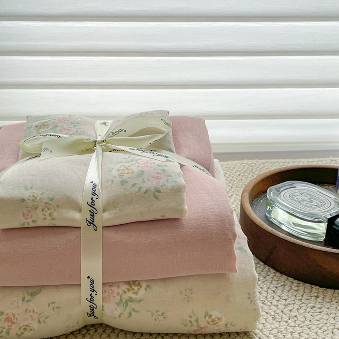 91家纺网 家纺一手货源 找家纺 一比一家纺 2025新款全棉母婴级抗菌有氧全棉双层纱亲肤全棉小清新印花三件套四件套 松子小姐-粉