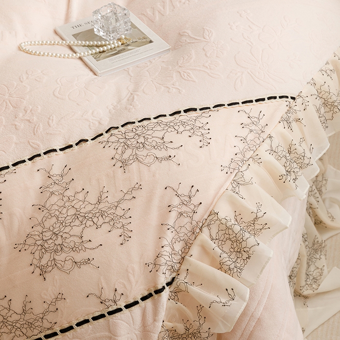 91家纺网 家纺一手货源 找家纺 （总）胜权家纺 2024新款小香风牛奶绒夹棉床盖四件套-芭莎系列