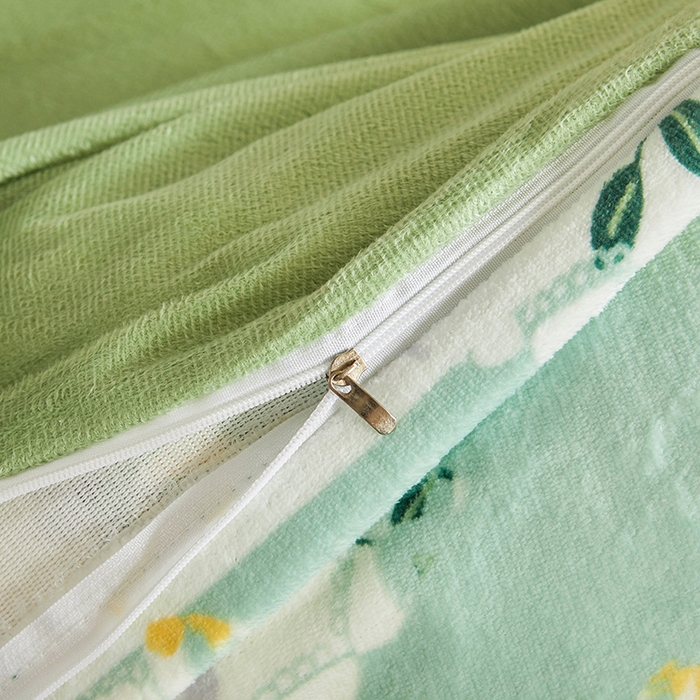 91家纺网 家纺一手货源 找家纺 艾裙海 2025新款高克重加厚保暖A类牛奶绒夹棉床盖系列四件套 甜心草莓