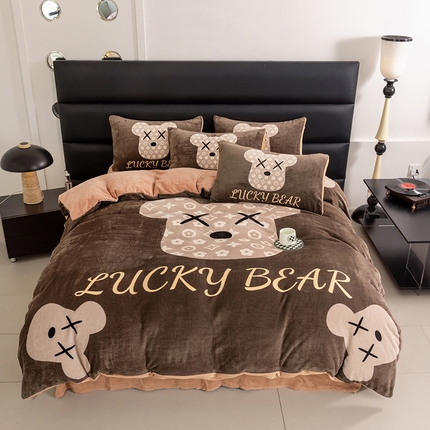 91家纺网 家纺一手货源 找家纺 色鬼布艺 2024新款高克重牛奶绒大版印花四件套 可可熊