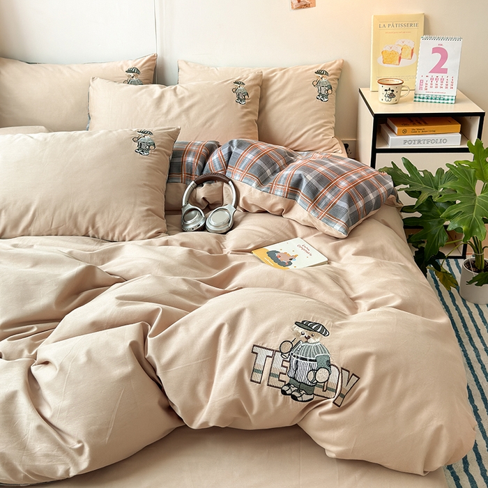 91家纺网 家纺一手货源 找家纺 优悦生活馆 2025新款全棉亲肤刺绣成人款四件套-小熊 小熊-卡其