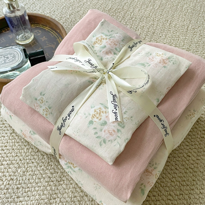 91家纺网 家纺一手货源 找家纺 一比一家纺 2025新款全棉母婴级抗菌有氧全棉双层纱亲肤全棉小清新印花三件套四件套 松子小姐-粉