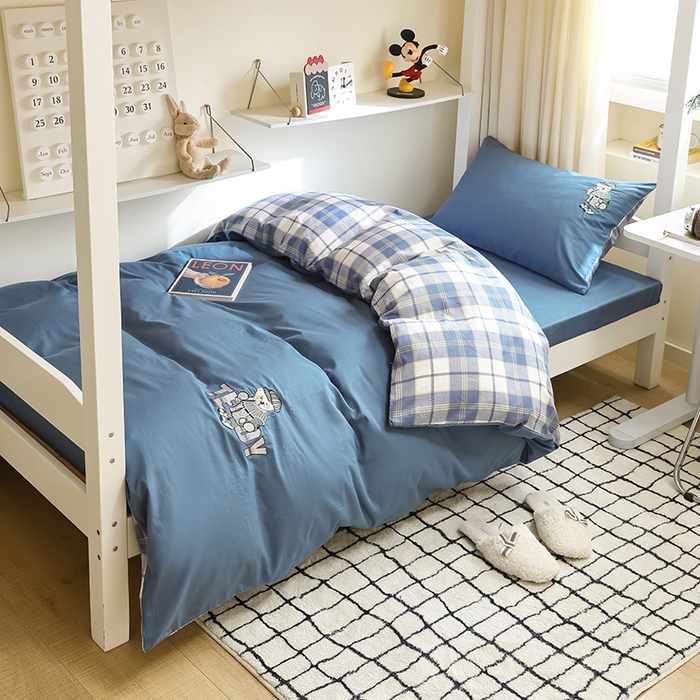 91家纺网 家纺一手货源 找家纺 优悦生活馆 2025新款全棉刺绣亲肤学生款套件-小熊 小熊-宾利蓝