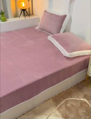 91家纺网 家纺一手货源 找家纺 冬然家纺 2024新款雕花绒榻榻米床盖小麦穗豆沙粉