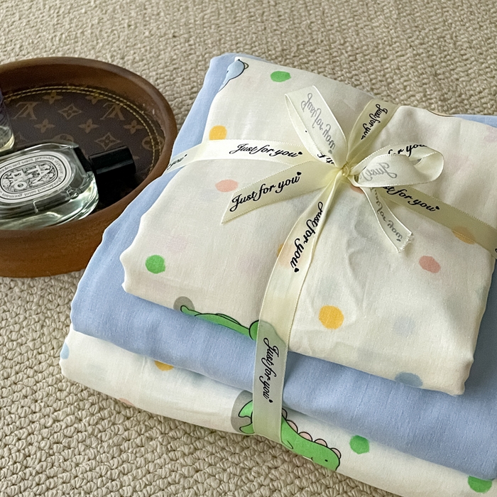 91家纺网 家纺一手货源 找家纺 一比一家纺 2025新款全棉母婴级抗菌有氧全棉双层纱亲肤全棉小清新印花三件套四件套 恐龙派对