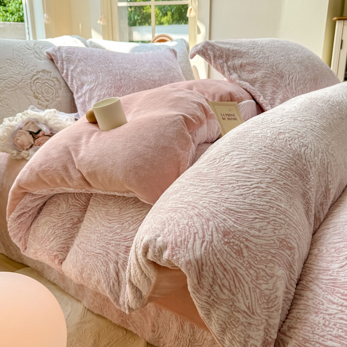 91家纺网 家纺一手货源 找家纺 梦莱斯 2024新款雕花牛奶绒四件套 肌理纹-奈雪粉