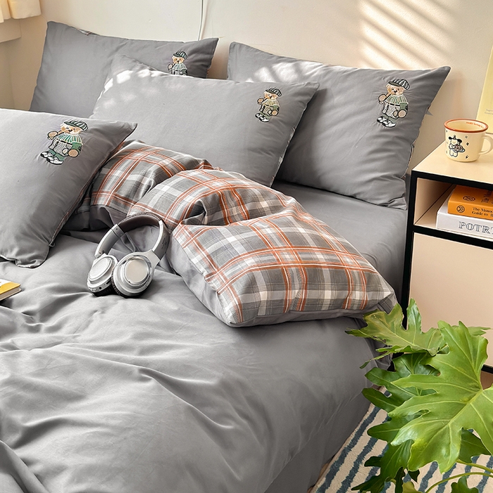 91家纺网 家纺一手货源 找家纺 优悦生活馆 2025新款全棉亲肤刺绣成人款四件套-小熊 小熊-深灰