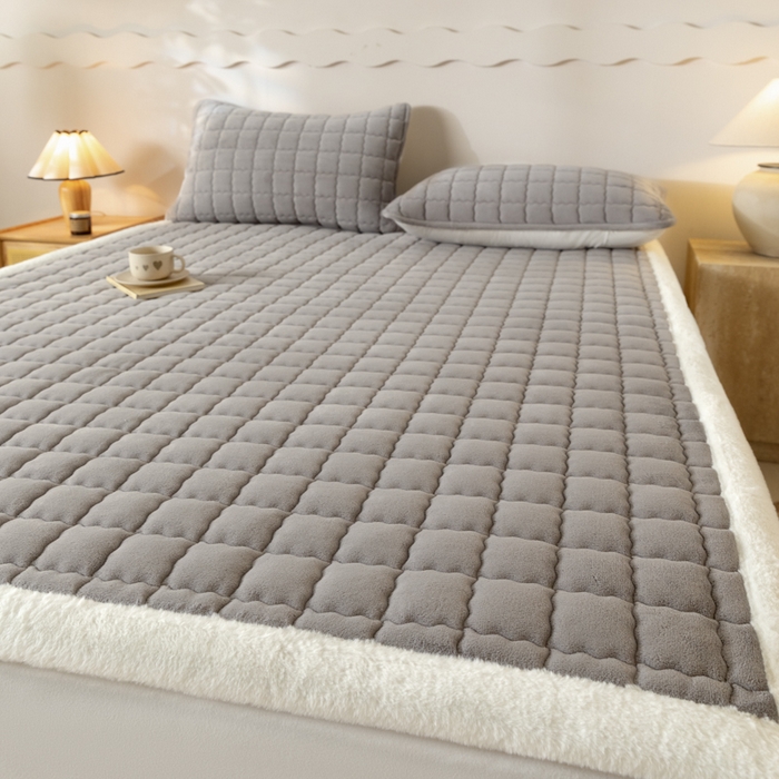 91家纺网 家纺一手货源 找家纺 鑫钰 2024秋冬新款加厚牛奶绒床垫床褥床护垫 暖格-紫灰