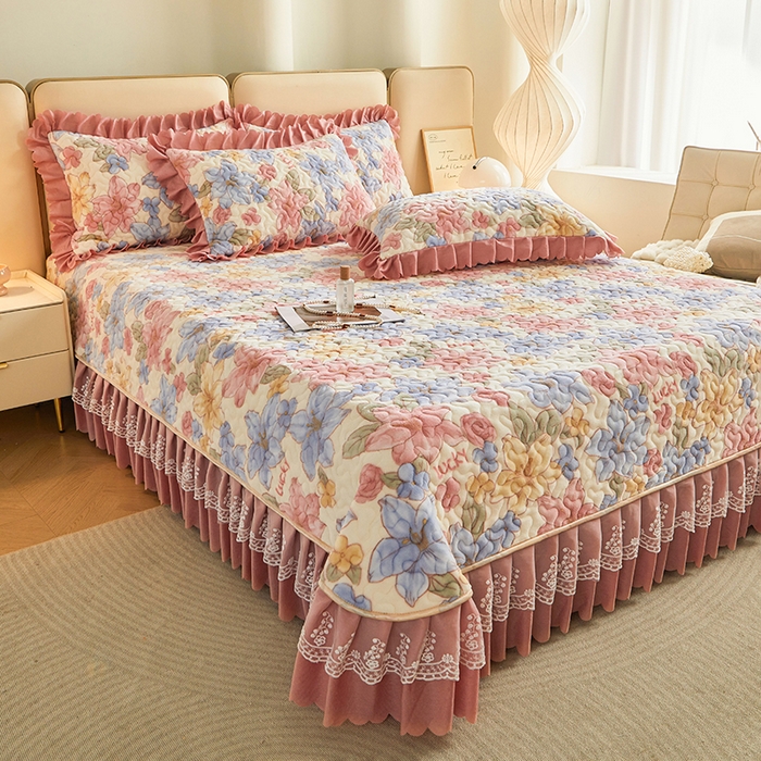 91家纺网 家纺一手货源 找家纺 艾裙海 2025新款高克重加厚保暖A类牛奶绒夹棉床盖系列四件套 花开物语