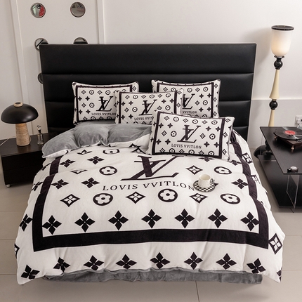 91家纺网 家纺一手货源 找家纺 色鬼布艺 2024新款高克重牛奶绒大版印花四件套 黑白v