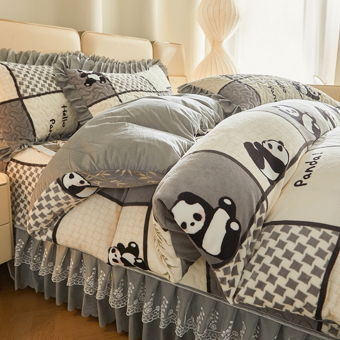 91家纺网 家纺一手货源 找家纺 艾裙海 2025新款高克重加厚保暖A类牛奶绒夹棉床盖系列四件套 熊猫皮皮