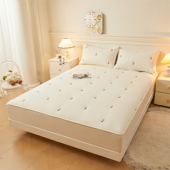 91家纺网 家纺一手货源 找家纺 2025新款A类水洗棉大豆刺绣床笠 小花-简约白